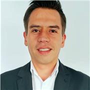 Profesor de música imparte clases de piano, guitarra acústica y eléctrica, solfeo y gramática